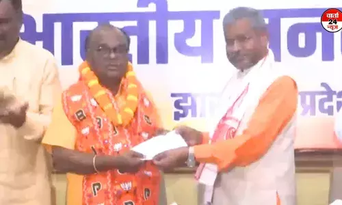 चंपई सोरेन के बाद अब इस नेता ने भाजपा का थामा हाथ चंपई सोरेन के बाद अब इस नेता ने भाजपा का थामा हाथ