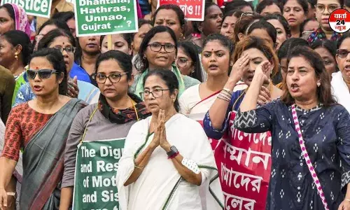 बीजेपी के बंगाल बंद के विरोध में आज टीएमसी का धरना प्रदर्शन जारी बीजेपी के बंगाल बंद के विरोध में आज टीएमसी का धरना प्रदर्शन जारी