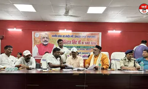 बिहार के बेगूसराय में केंद्रीय मंत्री गिरिराज सिंह पर हमला! आप पर लगाया आरोप, पुलिस ने आरोपी को हिरासत में लिया बिहार के बेगूसराय में केंद्रीय मंत्री गिरिराज सिंह पर हमला! आप पर लगाया आरोप, पुलिस ने आरोपी को हिरासत में लिया