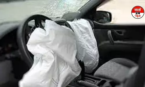 तेज रफ्तार कार डिवाइडर से टकराई, एयरबैग खुलने से बची महिला की जान