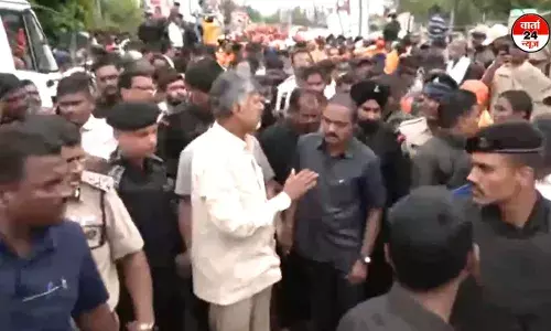 सीएम चंद्रबाबू नायडू ने विजयवाड़ा में बाढ़ प्रभावित क्षेत्रों का किया निरीक्षण, NDRF की 26 टीमें तैनात सीएम चंद्रबाबू नायडू ने विजयवाड़ा में बाढ़ प्रभावित क्षेत्रों का किया निरीक्षण, NDRF की 26 टीमें तैनात