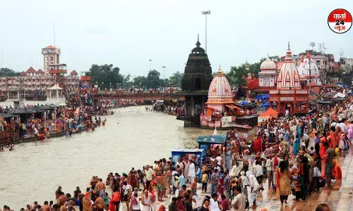 सोमवती अमावस्या के अवसर पर हरकी पैड़ी पर श्रद्धालुओं ने लगाई डुबकी सोमवती अमावस्या के अवसर पर हरकी पैड़ी पर श्रद्धालुओं ने लगाई डुबकी