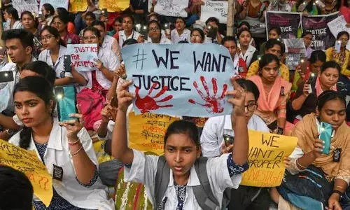 बंगाल विधानसभा में एंटी रेप बिल पेश, दोषी व्यक्ति को मौत या अंतिम दम तक कैद की सजा का प्रावधान बंगाल विधानसभा में एंटी रेप बिल पेश, दोषी व्यक्ति को मौत या अंतिम दम तक कैद की सजा का प्रावधान