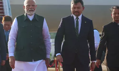 ब्रुनेई पहुंचे प्रधानमंत्री नरेंद्र मोदी , क्राउन प्रिंस हाजी ने किया स्वागत ब्रुनेई पहुंचे प्रधानमंत्री नरेंद्र मोदी , क्राउन प्रिंस हाजी ने किया स्वागत