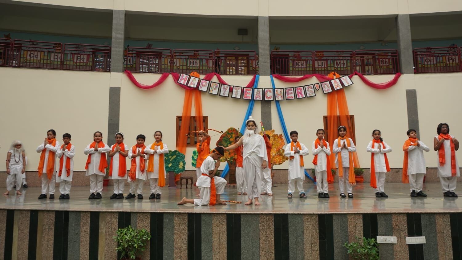 संस्था शिक्षा से शिखर तक ने बच्चों को पठन-पाठन और खाद्य सामग्री वितरित की