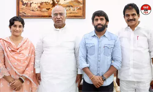 विनेश फोगाट ने रेलवे की नौकरी से दिया इस्तीफा, कांग्रेस में शामिल होंगी! विनेश फोगाट ने रेलवे की नौकरी से दिया इस्तीफा, कांग्रेस में शामिल होंगी!