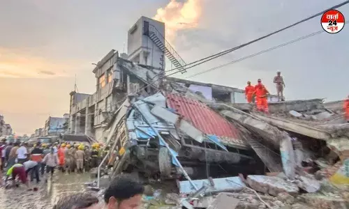 लखनऊ के ट्रांसपोर्टनगर में भरभराकर गिरी तीन मंजिला इमारत, 5 लोगों की मौत, 24 घायल, राहत कार्य जारी लखनऊ के ट्रांसपोर्टनगर में भरभराकर गिरी तीन मंजिला इमारत, 5 लोगों की मौत, 24 घायल, राहत कार्य जारी