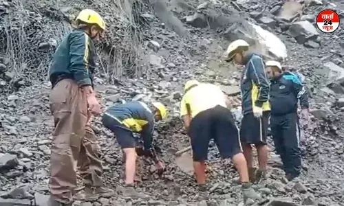 उत्तराखंड के रुद्रप्रयाग पर लैंडस्लाइड, मलबे में दबकर पांच श्रद्धालुओं की मौत, बचाव कार्य जारी उत्तराखंड के रुद्रप्रयाग पर लैंडस्लाइड, मलबे में दबकर पांच श्रद्धालुओं की मौत, बचाव कार्य जारी