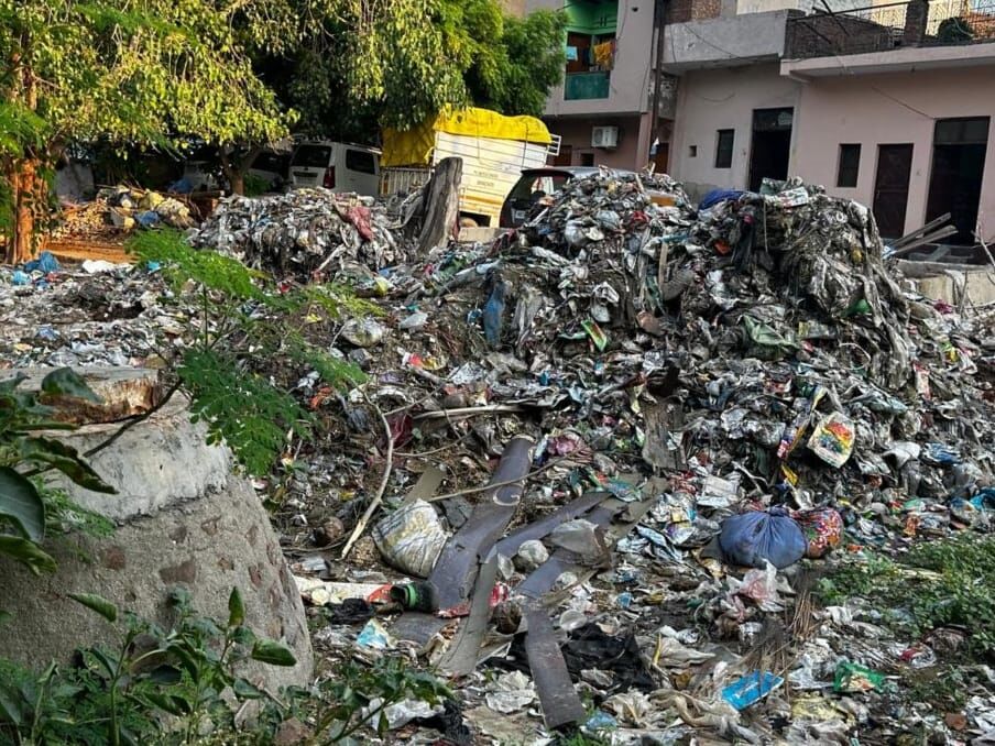 गेटवे ऑफ उत्तर प्रदेश की जगह पर लगा कूड़े का ढेर, कैसे होगा स्मार्ट सिटी का सपना सच