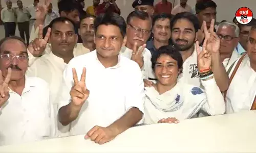 दीपेंद्र हुड्डा ने गढ़ी सांपला-किलोई सीट से नामांकन किया दाखिल, विनेश भी जुलाना से भरी पर्चा दीपेंद्र हुड्डा ने गढ़ी सांपला-किलोई सीट से नामांकन किया दाखिल, विनेश भी जुलाना से भरी पर्चा