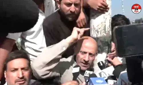 रिहा होने के बाद श्रीनगर पहुंचे राशिद इंजीनियर, कहा- पीएम मोदी का अनुच्छेद 370 हटाने का फैसला मुझे मंजूर नहीं रिहा होने के बाद श्रीनगर पहुंचे राशिद इंजीनियर, कहा- पीएम मोदी का अनुच्छेद 370 हटाने का फैसला मुझे मंजूर नहीं