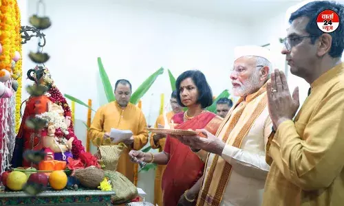 गणेश पूजा के लिए पीएम मोदी का सीजेआई चंद्रचूड़ के घर जाने पर मचा बवाल! विपक्ष ने उठाए कई सवाल गणेश पूजा के लिए पीएम मोदी का सीजेआई चंद्रचूड़ के घर जाने पर मचा बवाल! विपक्ष ने उठाए कई सवाल