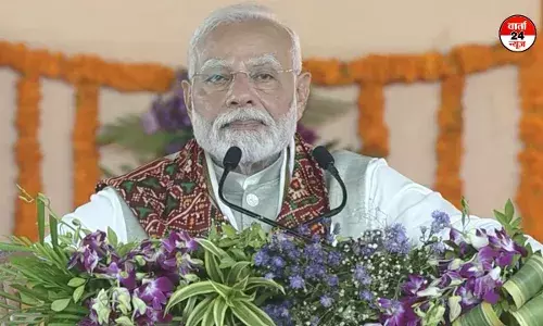पीएम मोदी ने गुजरात को दिया गिफ्ट! 8,000 करोड़ रुपये से अधिक की कई विकास परियोजनाओं का किया शिलान्यास, कई वंदे भारत ट्रेनों को दिखाई हरी झंडी