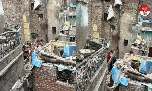 करोल बाग में एक बिल्डिंग का हिस्सा ढहा, कुछ लोगों के मलबे में फंसे होने की आशंका करोल बाग में एक बिल्डिंग का हिस्सा ढहा, कुछ लोगों के मलबे में फंसे होने की आशंका