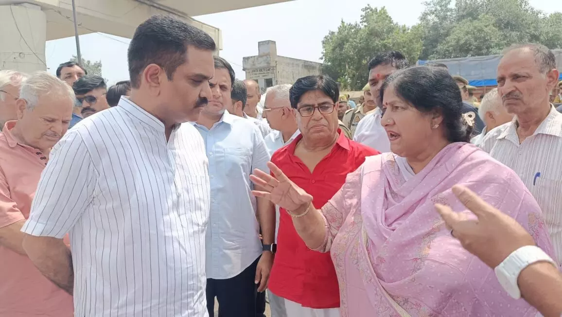 प्रभारी मंत्री असीम अरुण ने किया अप्सरा बार्डर पर पड़े कूड़े के ढेर का निरीक्षण, अधिकारियों को दिए ये निर्देश प्रभारी मंत्री असीम अरुण ने किया अप्सरा बार्डर पर पड़े कूड़े के ढेर का निरीक्षण, अधिकारियों को दिए ये निर्देश