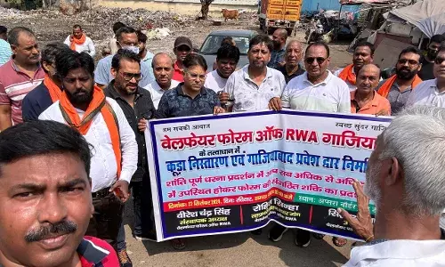 हिन्दू परिवार गौ रक्षक दल ने मेट्रो स्टेशन पर कूड़ा निस्तारण के लिए किया धरना प्रदर्शन हिन्दू परिवार गौ रक्षक दल ने मेट्रो स्टेशन पर कूड़ा निस्तारण के लिए किया धरना प्रदर्शन