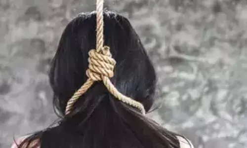 पंखे से लटकी हुई मिली महिला की बॉडी, पति गिरफ्तार पंखे से लटकी हुई मिली महिला की बॉडी, पति गिरफ्तार