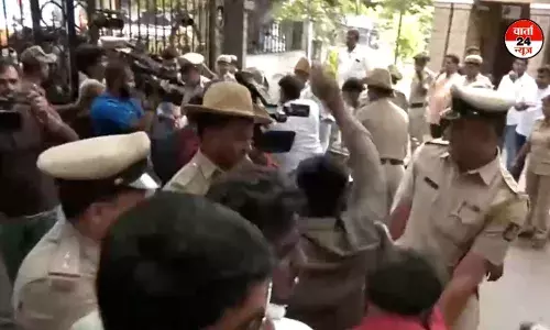 अदालत के फैसले के बाद सीएम सिद्धरमैया के इस्तीफे की मांग को लेकर भाजपा का प्रदर्शन अदालत के फैसले के बाद सीएम सिद्धरमैया के इस्तीफे की मांग को लेकर भाजपा का प्रदर्शन