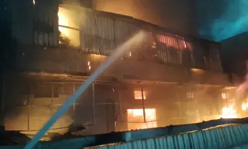 ट्रॉनिका सिटी में ई-रिक्शा बनाने की फैक्ट्री में आग लगी ट्रॉनिका सिटी में ई-रिक्शा बनाने की फैक्ट्री में आग लगी