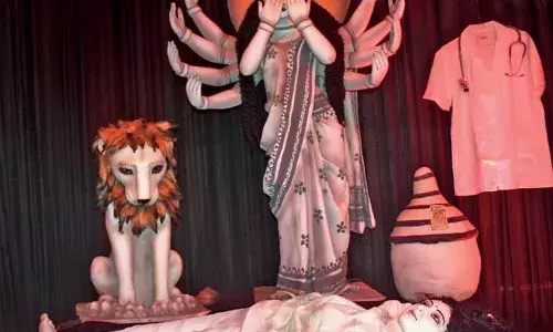 दुर्गा पूजा पंडाल से कोलकाता महिला डॉक्टर के लिए न्याय की मांग दुर्गा पूजा पंडाल से कोलकाता महिला डॉक्टर के लिए न्याय की मांग
