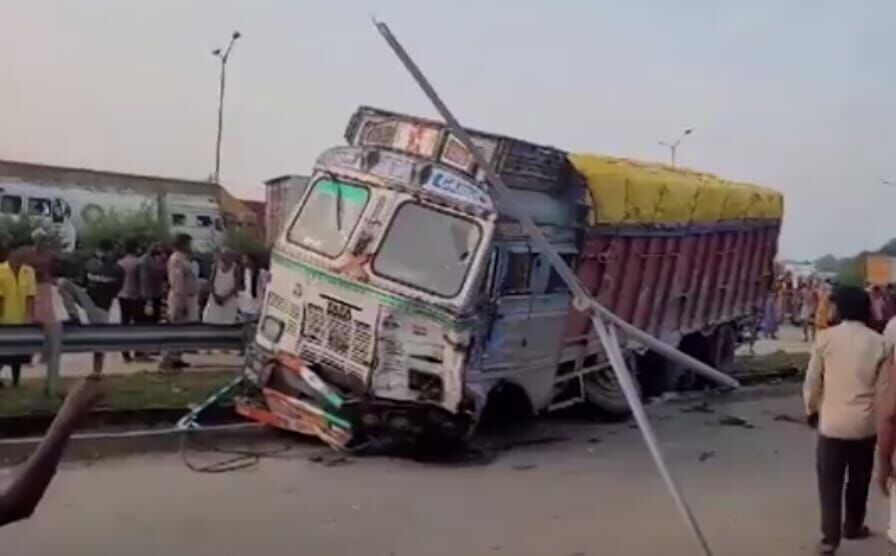 मिर्जापुर में भीषण सड़क हादसा! ट्रक और ट्रैक्टर में भिड़ंत से 10 लोगों की मौत, तीन घायल
