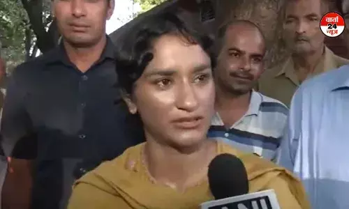 जुलाना विधानसभा क्षेत्र से कांग्रेस उम्मीदवार विनेश फोगाट ने डाला अपना वोट, पहली बार लड़ रही चुनाव जुलाना विधानसभा क्षेत्र से कांग्रेस उम्मीदवार विनेश फोगाट ने डाला अपना वोट, पहली बार लड़ रही चुनाव