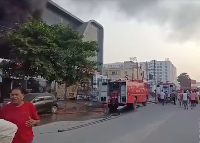 लखनऊ-अयोध्या हाईवे पर 3 मंजिला इमारत में लगी भीषण आग, लाखों का समान जलकर राख