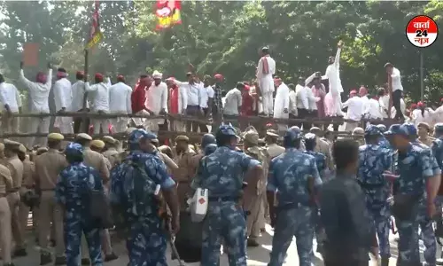 जेपीएनआईसी को किया गया सील, अखिलेश के घर के बाहर पुलिसबल तैनात, सपा कार्यकर्ता उतरे सड़कों पर, लखनऊ में सियासी गर्मागर्मी! जेपीएनआईसी को किया गया सील, अखिलेश के घर के बाहर पुलिसबल तैनात, सपा कार्यकर्ता उतरे सड़कों पर, लखनऊ में सियासी गर्मागर्मी!