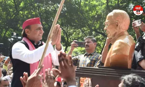 सड़क पर उतरकर जेपी की प्रतिमा पर किया माल्यार्पण, अखिलेश ने योगी पर किया प्रहार, कहा- यह सरकार गूंगी, बहरी और अंधी है सड़क पर उतरकर जेपी की प्रतिमा पर किया माल्यार्पण, अखिलेश ने योगी पर किया प्रहार, कहा- यह सरकार गूंगी, बहरी और अंधी है