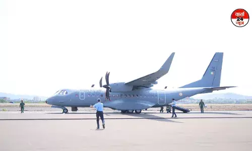 नवी मुंबई इंटरनेशनल एयरपोर्ट पर IAF C-295 ने की लैंडिंग, सीएम शिंदे भी विमान में बैठे नवी मुंबई इंटरनेशनल एयरपोर्ट पर IAF C-295 ने की लैंडिंग, सीएम शिंदे भी विमान में बैठे