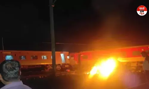 तमिलनाडु के तिरुवल्लूर में खड़ी ट्रेन से टकराई बागमती एक्सप्रेस, बोगियों में लगी आग तमिलनाडु के तिरुवल्लूर में खड़ी ट्रेन से टकराई बागमती एक्सप्रेस, बोगियों में लगी आग