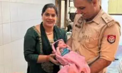 भावुक हुए दरोगा.... गोद ली गई नवजात को करना होगा वापस भावुक हुए दरोगा.... गोद ली गई नवजात को करना होगा वापस