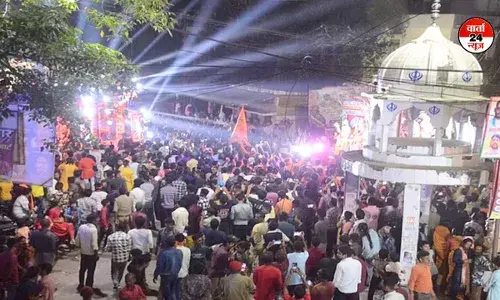 यूपी के बहराइच में भारी तनाव! इंटरनेट सेवाएं बंद, आगजनी, मृतक के शव को लेकर सड़क पर उतरे लोग यूपी के बहराइच में भारी तनाव! इंटरनेट सेवाएं बंद, आगजनी, मृतक के शव को लेकर सड़क पर उतरे लोग