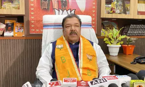 गिरिराज सिंह की यात्रा से भाजपा ने किया किनारा, जेडीयू और आरजेडी ने भी साधा निशाना गिरिराज सिंह की यात्रा से भाजपा ने किया किनारा, जेडीयू और आरजेडी ने भी साधा निशाना