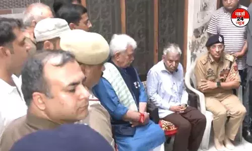 गांदरबल आतंकी हमले के घायलों से मिलने पहुंचे उपराज्यपाल मनोज सिन्हा गांदरबल आतंकी हमले के घायलों से मिलने पहुंचे उपराज्यपाल मनोज सिन्हा