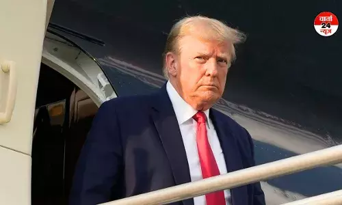 डोनाल्ड ट्रंप पर मॉडल से छेड़छाड़ के लगे आरोप, निजी अंगों को टच करने का आरोप डोनाल्ड ट्रंप पर मॉडल से छेड़छाड़ के लगे आरोप, निजी अंगों को टच करने का आरोप