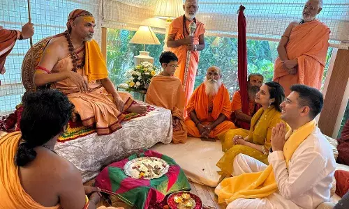 सांसद राघव चड्ढा और अभिनेत्री परिणीति चोपड़ा ने अपने आवास पर जगद्गुरु शंकराचार्य से लिया आशीर्वाद