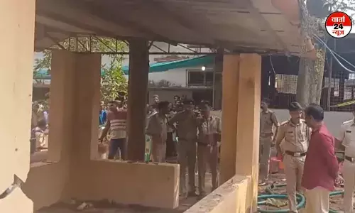 केरल के एक मंदिर में आतिशबाजी के कारण हुई दुर्घटना में अब तक 150 से अधिक लोग घायल केरल के एक मंदिर में आतिशबाजी के कारण हुई दुर्घटना में अब तक 150 से अधिक लोग घायल