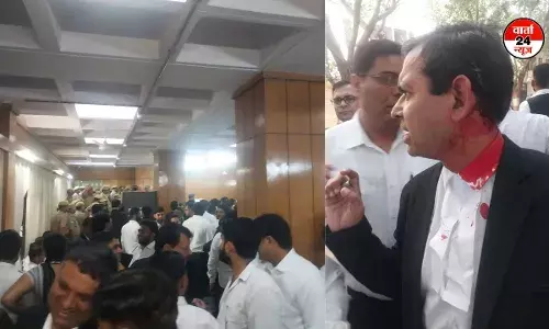 गाजियाबाद जिला अदालत में जज और वकीलों के बीच हुई झड़प, पुलिस ने वकीलों पर की लाठीचार्ज गाजियाबाद जिला अदालत में जज और वकीलों के बीच हुई झड़प, पुलिस ने वकीलों पर की लाठीचार्ज