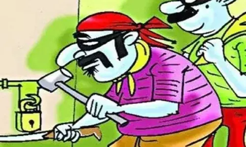 चोरों ने एक ही रात में छह फ्लैटों में चोरी की घटना को दिया अंजाम चोरों ने एक ही रात में छह फ्लैटों में चोरी की घटना को दिया अंजाम