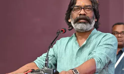 झारखंड के सीएम हेमंत सोरेन की उम्र को लेकर विवाद! 5 साल के अंतराल में उम्र बढ़ गई 7 साल, मचा सियासी घमासान