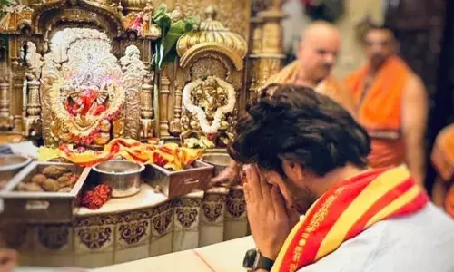 Bhool Bhulaiyaa 3:भूल भुलैया 3 की जबरदस्त ओपनिंग के बाद कार्तिक आर्यन पहुंचे सिद्धिविनायक मंदिर Bhool Bhulaiyaa 3:भूल भुलैया 3 की जबरदस्त ओपनिंग के बाद कार्तिक आर्यन पहुंचे सिद्धिविनायक मंदिर