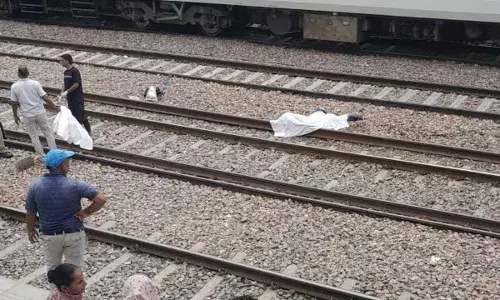 इंश्योरेंस कंपनी के कर्मचारी की लाश रेल पटरी पर मिली, परिजन जता रहे हैं हत्या की आशंका इंश्योरेंस कंपनी के कर्मचारी की लाश रेल पटरी पर मिली, परिजन जता रहे हैं हत्या की आशंका