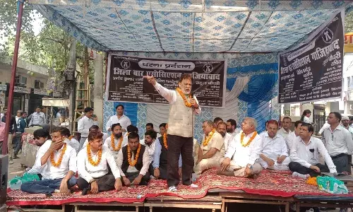 वकीलों की हड़ताल, जिला जज को बर्खास्त करने की मांग