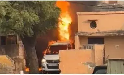 धू-धू कर जली कार, चालक ने भागकर बचाई जान