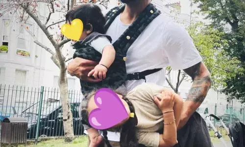 विराट अपने दोनों बच्चे संग दिखे, उनकी पत्नी अनुष्का ने किया फोटो शेयर विराट अपने दोनों बच्चे संग दिखे, उनकी पत्नी अनुष्का ने किया फोटो शेयर