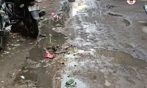 गाजियाबाद के विभिन्न इलाकों में सीवर पानी ओवरफ्लो, नागरिकों को हो रही मुश्किलें