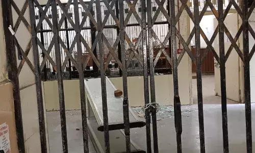 तीसरे दिन भी वकीलों की हड़ताल जारी,कोर्ट परिसर में  वकील बैठे रहे धरने पर