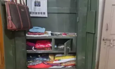 चोरों ने मकान का ताला तोड़कर लाखों की ज्वेलरी, सवा लाख की नकदी पर हाथ साफ किया चोरों ने मकान का ताला तोड़कर लाखों की ज्वेलरी, सवा लाख की नकदी पर हाथ साफ किया