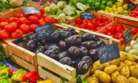 सब्जी के दामों की बढ़ोतरी से रसोई का बिगड़ रहा बजट